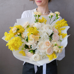 Нежные ранункулюсы и ароматная мимоза в нежном букете "Весенний нектар"