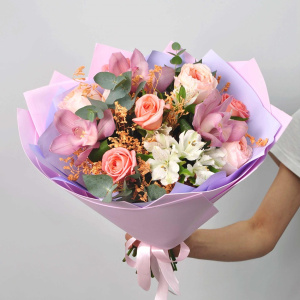 Пионовидные розы и орхидея в букете «Мармеладка»