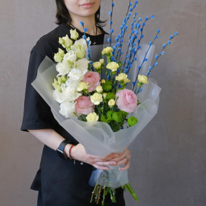 Букет на Пасху: голубая верба, эустома и ранункулюсы