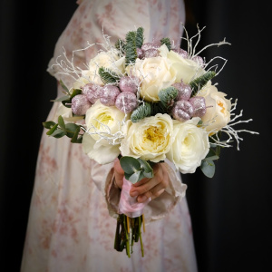 Зимний свадебный букет невесты с пионовидными розами "Снегурочка"