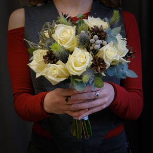 Зимний букет невесты с белыми розами, эвкалиптом и шишками