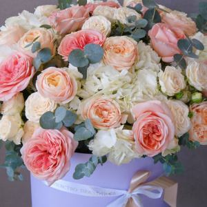 Гортензия и пионовидные розы Джульетта в большой коробке "Акварельные облака"