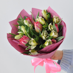 Букет с тюльпанами и альстромериями