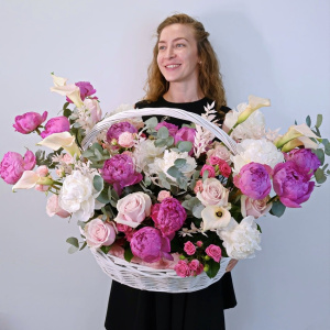 Пионы, каллы и розы в большой эффектной корзине "Букет Мечты"