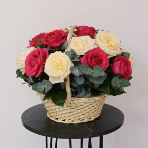 Крупные и ароматные розы, 25 штучек с эвкалиптом в корзине