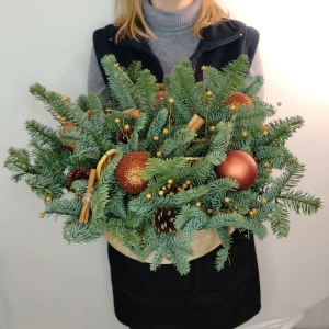 Новогодняя композиция из нобилиса в золотых оттенках с шишками, корицей и апельсинами