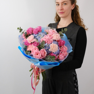 Голубые гортензии и розы в букете "Небо для тебя"