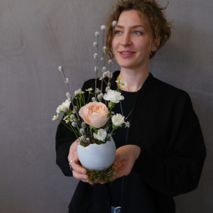 Яйцо пасхальное с живыми цветами: верба, ароматная роза и ромашки