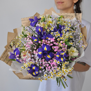 Букет полевой с ирисами и ромашками "Ромашковое настроение"