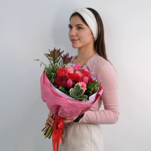 Анемоны и тюльпаны в необыкновенном букете "Палитра любви"