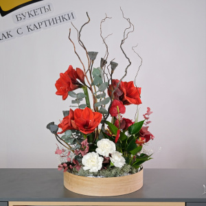 Амариллисы, антуриум и лотосы в композиции "Цветочное пламя"