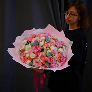 Пионовидные и кустовые розы в большом пышном букете "Le Charme"