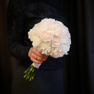 Букеты невесты из нежных гвоздик "Флер д Элеганс"