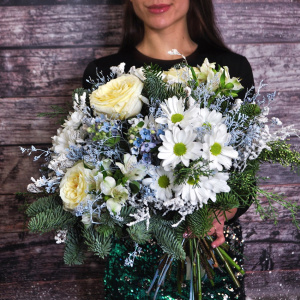 Нобилис, хризантема и пионовидные розы в букете "Узор Чудес"