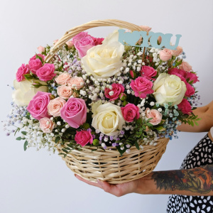 Кустовые розы и гипсофила в корзине "Моё сердце лишь твоё"