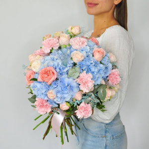 Букет с голубой гортензией и персиковыми розами "Ванильное небо"