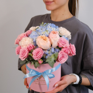 Гортензия и пионовидные розы в коробочке "Ванильное небо"