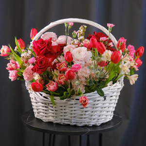 Тюльпаны и ранункулюсы в шикарной корзине "Опасная красота"