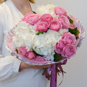 Пионовидные кустовые розы и гортензия в воздушном букете "Романтика в белом"