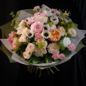 Дорогие сортовые пионовидные розы и анемоны в романтичном букете