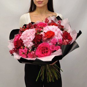 Гортензии и ароматные розы в букете "Розовая пантера"