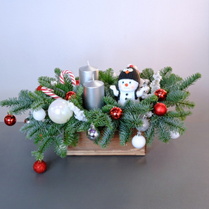 Новогодняя композиция из нобилиса со свечами и сувениром "Очаровательный снеговик"