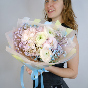 Ранункулюсы и гортензия в букете «Пируэт»