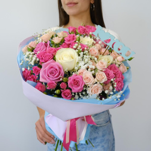 Кустовые розы и гипсофила в нежном букете "Моё сердце лишь твоё"