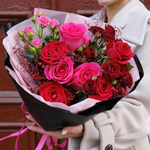 Ароматные розы в красном букете «Свидание»