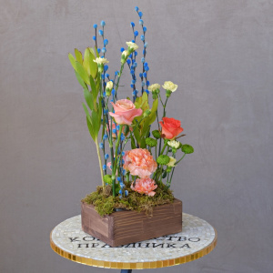 Композиция на Пасху в деревянном ящичке: голубая верба, розы и леукадендрон 