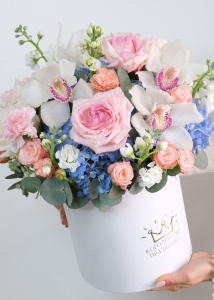 Голубая гортензия, орхидеи и розы в коробке "Мечта принцессы"