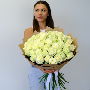 Белые розы Россия 60 см, 51 шт. Ваза в подарок!