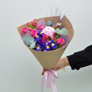 Букетик с пионом и кустовыми розами "Ярче звёзд"