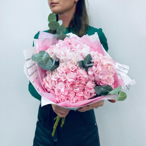 Розовые пушистые гортензии с эвкалиптом, 3 штучки