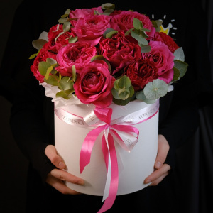 Дорогие пионовидные розы в коробке "Кармен"