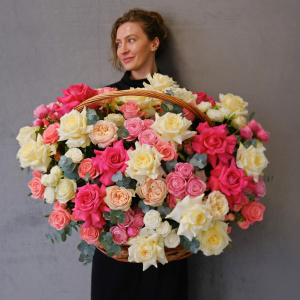 Нежный микс из французских, кустовых и ароматных роз в большой корзине "Облако Грёз"