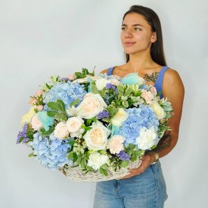 Гортензия и пионовидные розы в корзине Голубая лагуна
