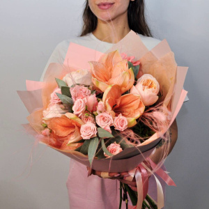 Амариллис и пионовидные розы в персиковом букете