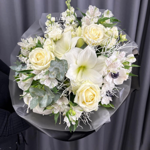 Белые амариллисы и розы в букете 