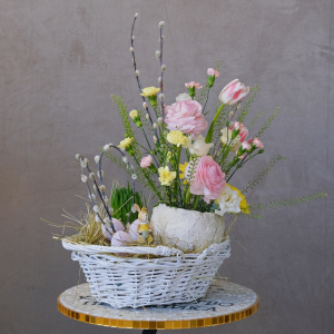 Букет на пасху в корзине с живыми цветами в яйце ручной работы