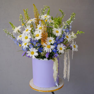 Ромашки и дельфиниум в большом букете в коробке "Моя бесконечность"