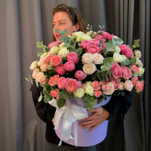 Пионовидные розы в большой коробке, 25 штучек