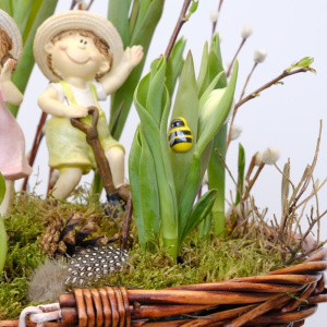 Букет на пасху! Луковичные тюльпаны, фиалка и верба в корзинке с сувенирами