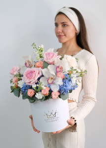 Голубая гортензия, орхидеи и розы в коробке "Мечта принцессы"