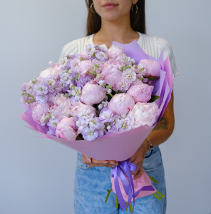 Розовые пионы и маттиола в букете "Ароматный Бум!"