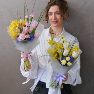 Сборный букет из тюльпанов и гиацинтов с мимозой. Корпоративные подарки на 8 марта. Цена от 10 шт.