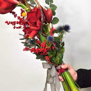 Вертикальный букет с красными амариллисами. Мужской бизнес букет