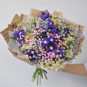 Букет полевой с ирисами и ромашками "Ромашковое настроение"