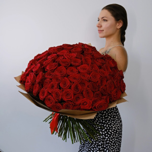 101 красная роза Россия, 60 см с вазой