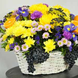 Хризантемы и ирисы в солнечной корзине "Сочный апельсин"